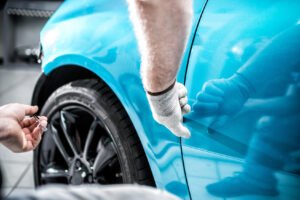 Consejos útiles para reparar rayones en tu auto y mantenerlo impecable