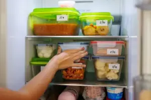 ¡No más alimentos desperdiciados! Cómo solucionar fácilmente un problema de refrigeración en tu nevera